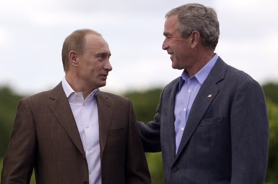 Russian President Vladamir Putin (L) is