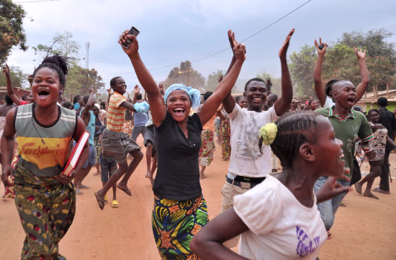Image: Residents of Bangui celebrate after former Seleka rebels were escorted out of Kasai military camp