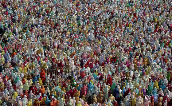 Image: Indian Bohra Muslims take part in a gathering to endorse their solidarity to their new spiritual leader Syedna Mufaddal Saifuddin in Mumbai