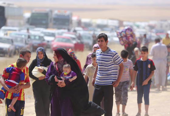 Image: Thousands of people flee from Mosul to Arbil