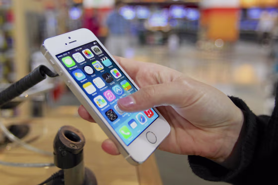 Image: A customer examines a new iPhone 5s