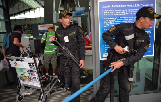 Image: Armed police officers at Manila's airport