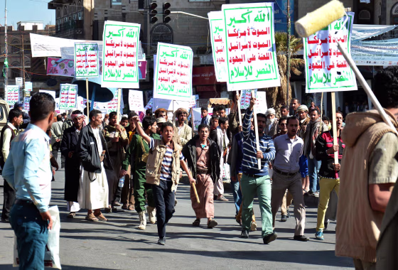 Image: Houthi militia attack Yemeni demonstrators