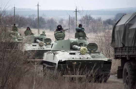 Image: Ukrainian separatists pulling back heavy weapons from front line