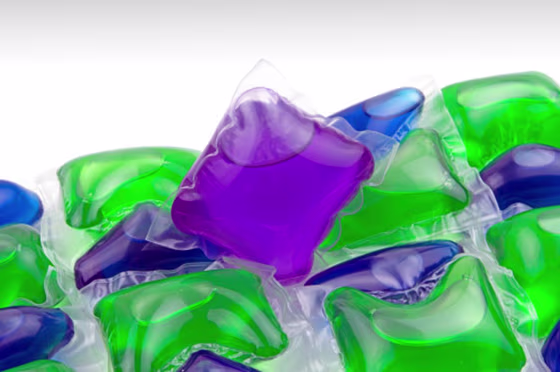Laundry detergent capsules