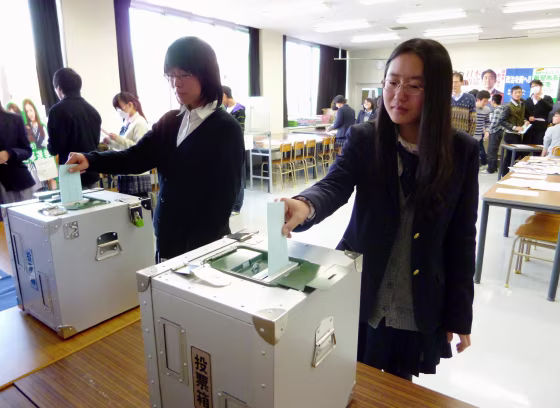 Image: High school students casting straw votes f