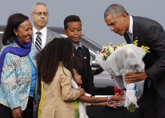 Image: Obama receives flowers from children in Ethiopia