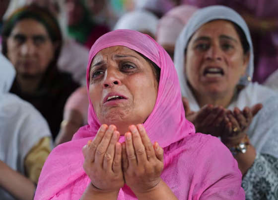 Image: Hundreds of Kashmiri Muslims flock to shrine to commemorate the death anniversary of death of famous Sufi Saint