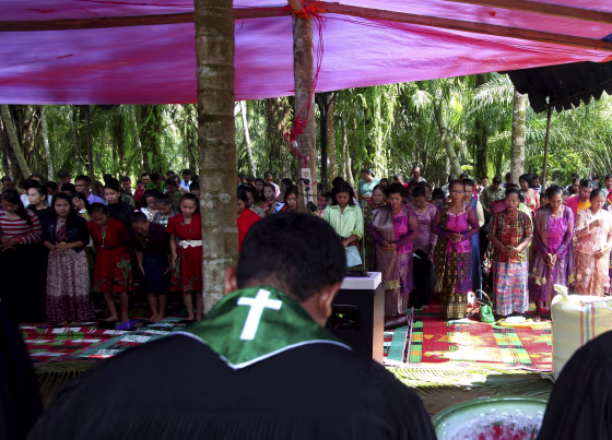 Image: Residents attend Sunday Mass after church was burned down