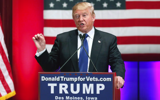 Image: U.S. Republican presidential candidate Donald Trump speaks at a veteran's rally in Des Moines