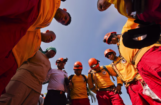 Image: Honduran rescue crew in Manta, Ecuador