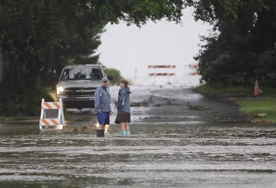 Image: Residents check on a flooded street  as Hurricane Hermine nears the Florida coast
