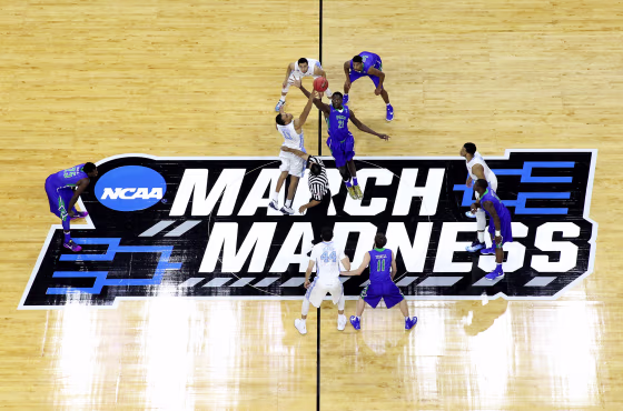 Image: The tip-off between the Florida Gulf Coast Eagles and the North Carolina Tar Heels