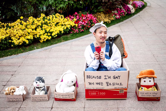 Queer street performer Heezy Yang.