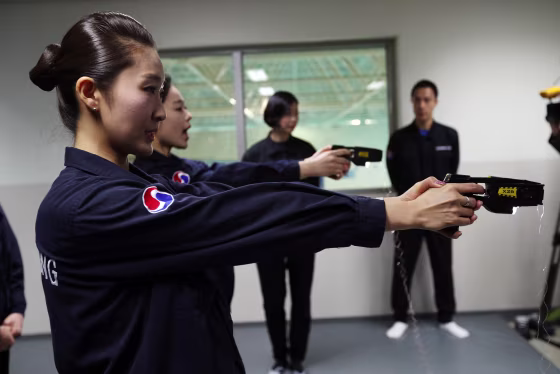 Image: Flight crew allowed to use stun guns