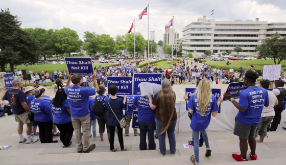 Image: Crowds gather at a rally opposing Arkansas' upcoming executions