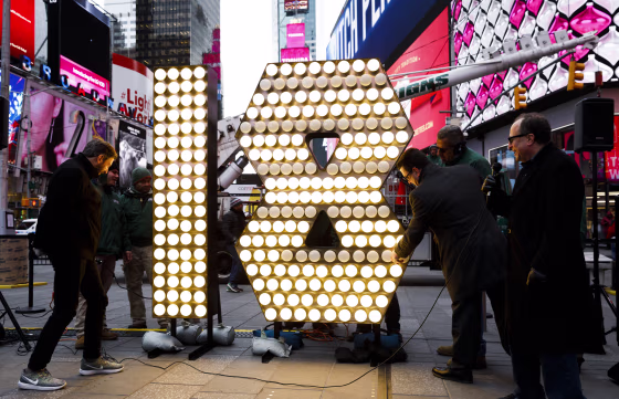 Image: Numerals for '2018' are Delivered to Times Square