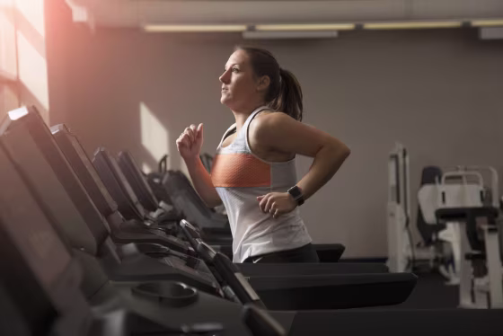 Image: A woman runs on a treadmill