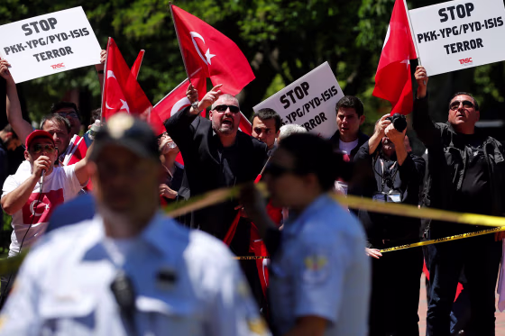 Image: Pro-Erdogan demonstrators