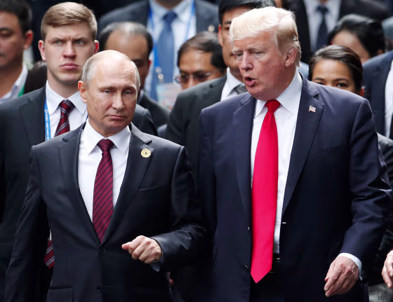 Image: Trump and Putin speak at the APEC summit