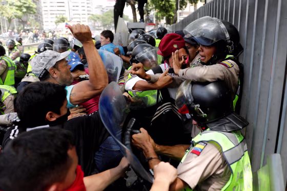 Image: Demonstrators scuffle with security forces in Caracas, April 4, 2017.