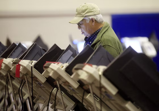 Image: Reginaldo Muniz casts his ballot during Wyoming's primary election