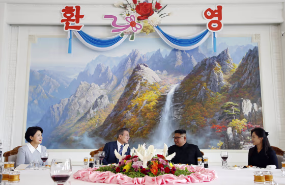 Image: South Korean President Moon Jae-in and North Korean leader Kim Jong Un attend a lunch at the Okryugwan restaurant