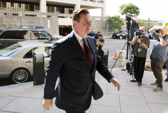Image: Trump campaign chairman Paul Manafort arrives at court