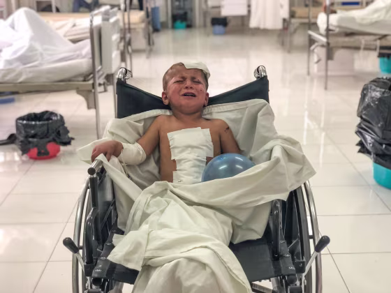 Image: Children in hospital after aisrtrikes in Afghanistan