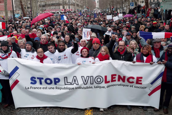 Image: Opponents to the \"yellow vests\" violent behaviour, take part in a demonstration by the \"red scarves\" movement in Paris