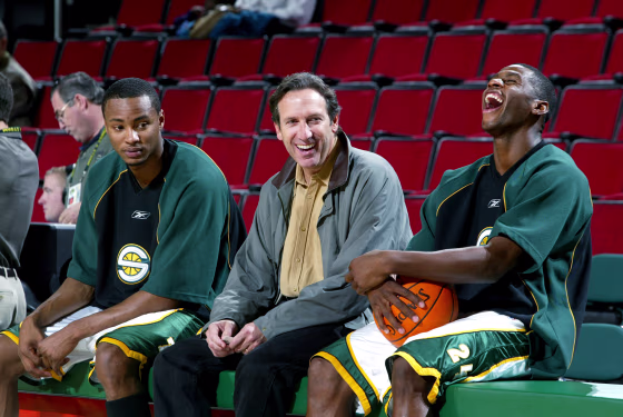 Schultz chats with Lewis, Mason