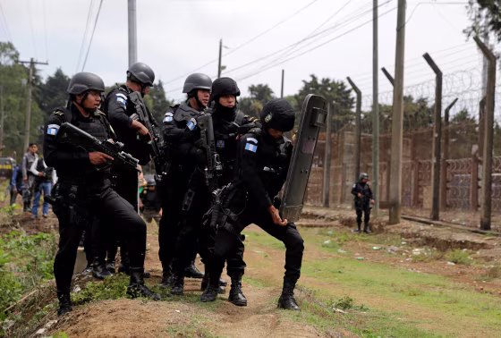 Image: Police officers guard outside Pavon prison, near Guatemala City
