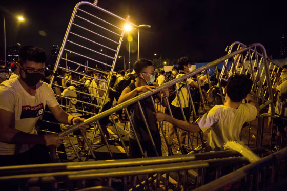 Image: Protesters block roads during clashes with police in Hong Kong