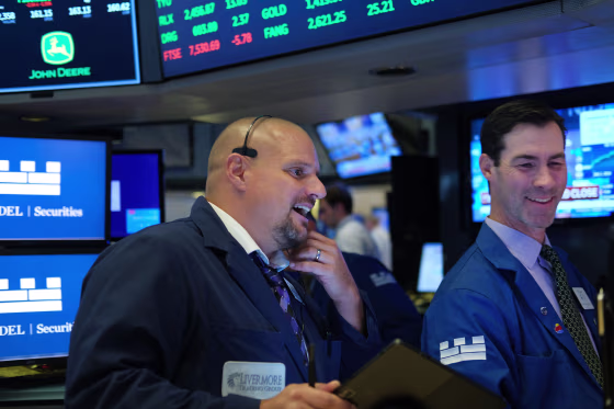 Image: S&P 500 Briefly Reaches Past 3,000 For First Time As Fed Chair Hints At Rate Cut