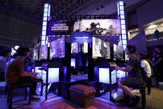 Image: Attendees use Sony Corp. PlayStation 4 (PS4) game consoles to play the Call of Duty: Modern Warfare video game at the Tokyo Game Show 2019 in Chiba, Japan