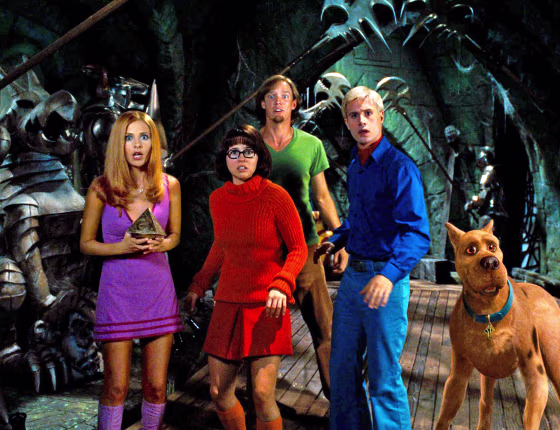 Image: Prod DB A(C) Village Road Show - Hanna Barbera / DRSCOOBY-DOO (SCOOBY DOO) de Raja Gosnell 2002 USAavec Sarah Michelle Gellar, Linda Cardellini, Matthew Lillard et Freddie Prinze Jr.chien humain, aventures, exploration, souterraind'apres les per