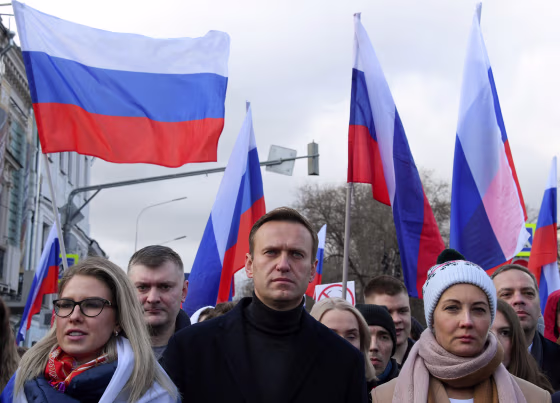 Image: Russian opposition leader Alexei Navalny, his wife Yulia, opposition politician Lyubov Sobol and other demonstrators take part in a march in memory of murdered Kremlin critic Boris Nemtsov