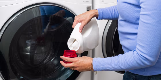 When shopping for eco-friendly laundry detergents, experts recommend paying attention to ingredient lists, ecolabels and packaging type.