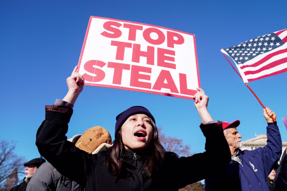 Image: People participate in a "Stop the Steal" protest outside the U.S. Supreme Court in support of U.S. President Donald Trump in Washington
