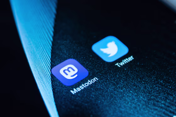 Mastodon and Twitter app logos