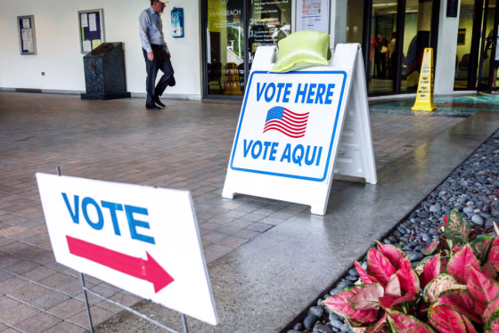 Un hombre entra en un centro electoral en Miami Beach, Florida..