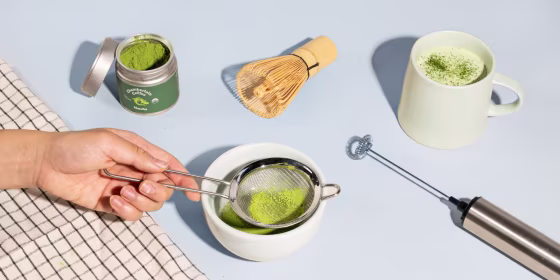 Pay attention to color, taste and smell when shopping for matcha powder.