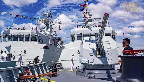Two Chinese warships have made a first visit to a Cambodian naval base that Washington has long feared will boost Beijing's influence in the Gulf of Thailand. 