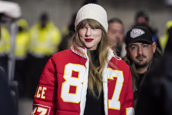 Image: Taylor Swift wears a Kansas City Chiefs tight end Travis Kelce jacket