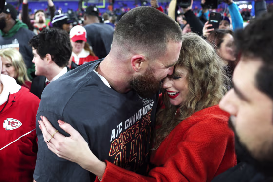couple love relationship swift kelce happy