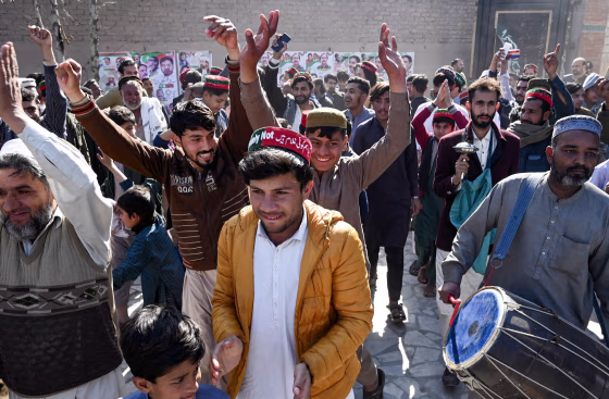 Candidates linked to jailed former Pakistan prime minister Imran Khan were running a close race with the party of three-time premier Nawaz Sharif on February 9 as election results trickled in after a long delay that added to accusations of poll rigging.