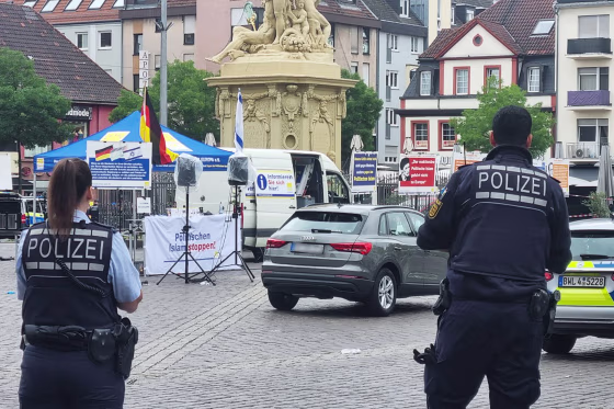 31 May 2024, Baden-Württemberg, Mannheim: Police officers are deployed during an incident on Mannheim's market square. Photo: Rene Priebe/dpa - ATTENTION: Label(s) has/have been pixelated for legal reasons
