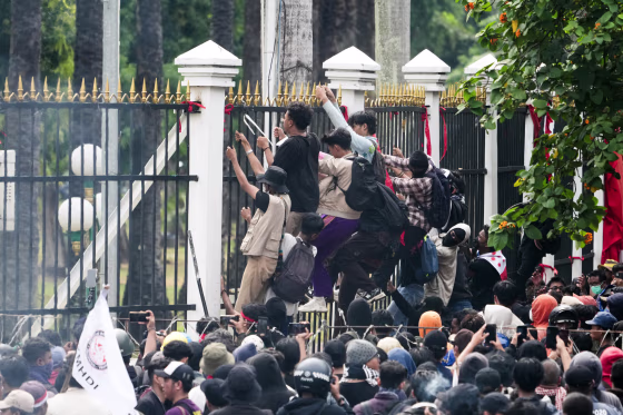 Indonesia Deploys Thousands of Police as Protests Rattle Markets