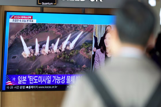Image: Seoul Railway Station commuter korean tensions news broadcast