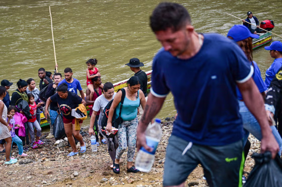 Migrants arrive to Panama.